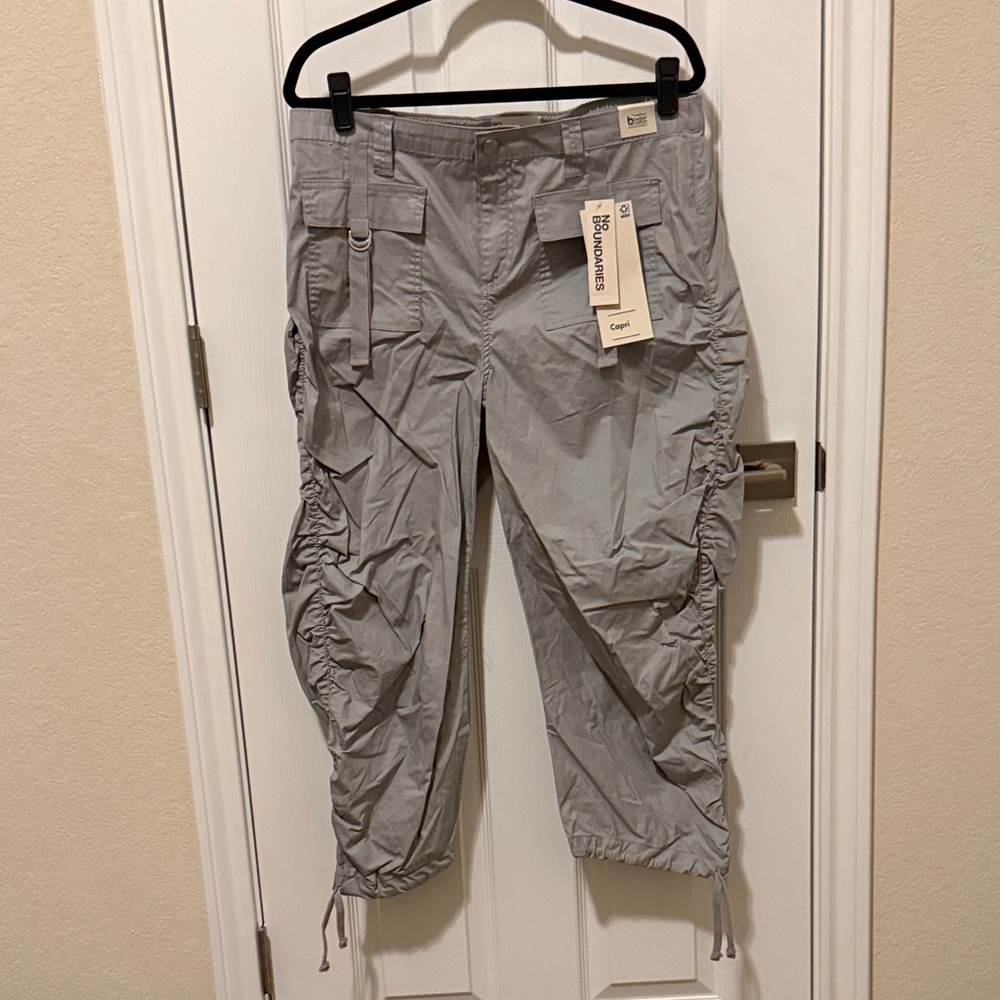 No Boundaries Light Gray Cargo Capri Pants